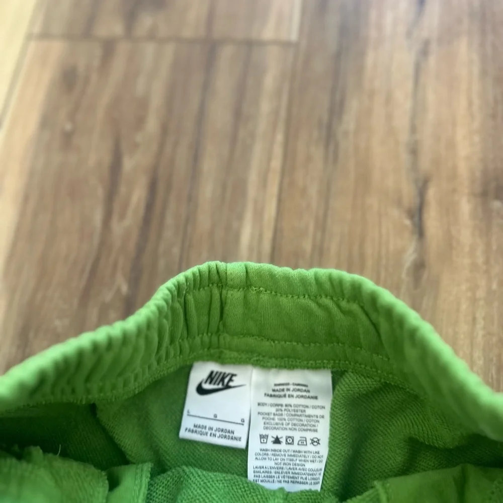 Nike youth boys terry sweat shorts green size large